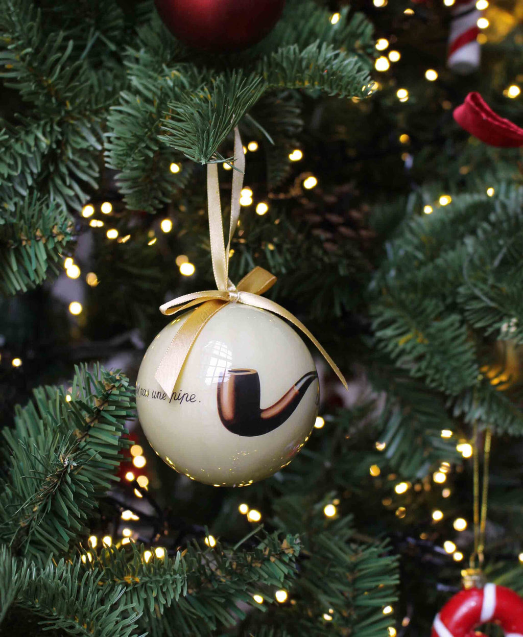 Boule de Noël « La Trahison des images »