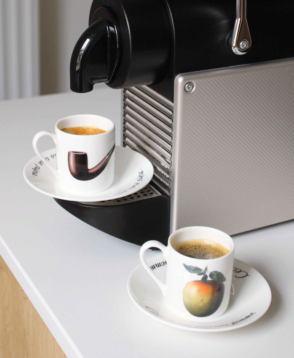 Set à espresso « La Trahison des images »/ « Ceci n’est pas une pomme »